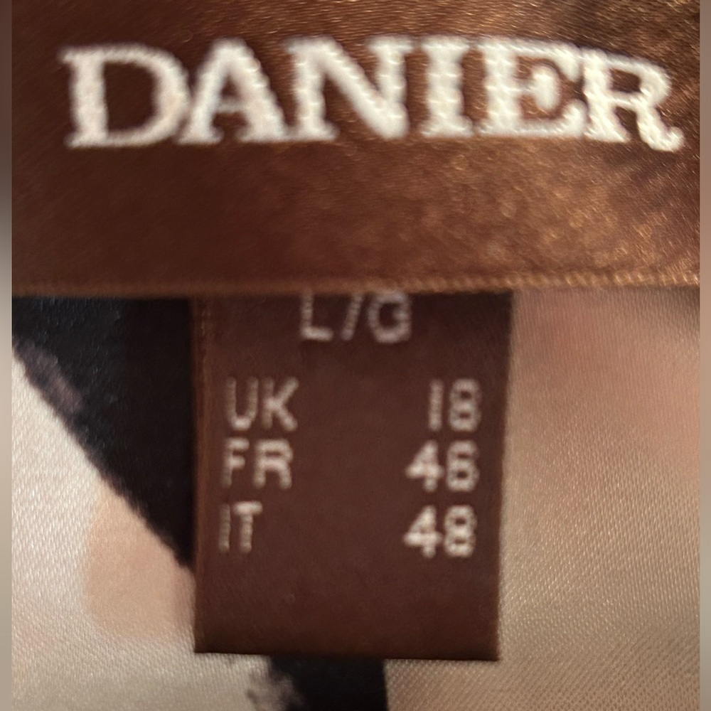 NWOT Danier Leather Jacket - new condition. - Picture 4 of 5